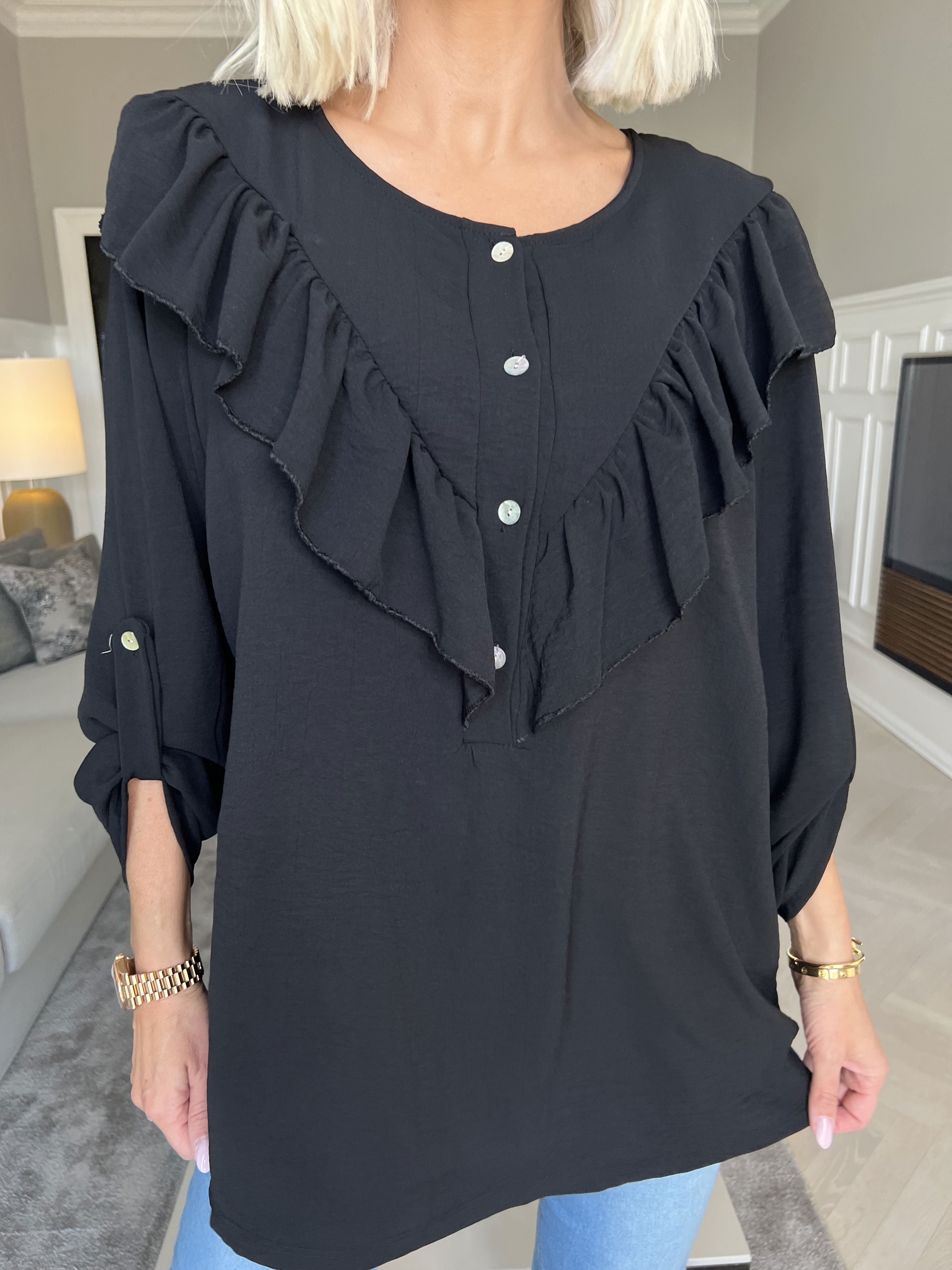 Nicola - Sød bluse med flæser og knapper